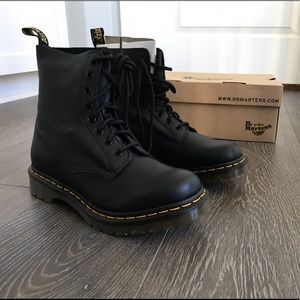 Dr. Martens Pascal 8-eye Boot - Virginia black